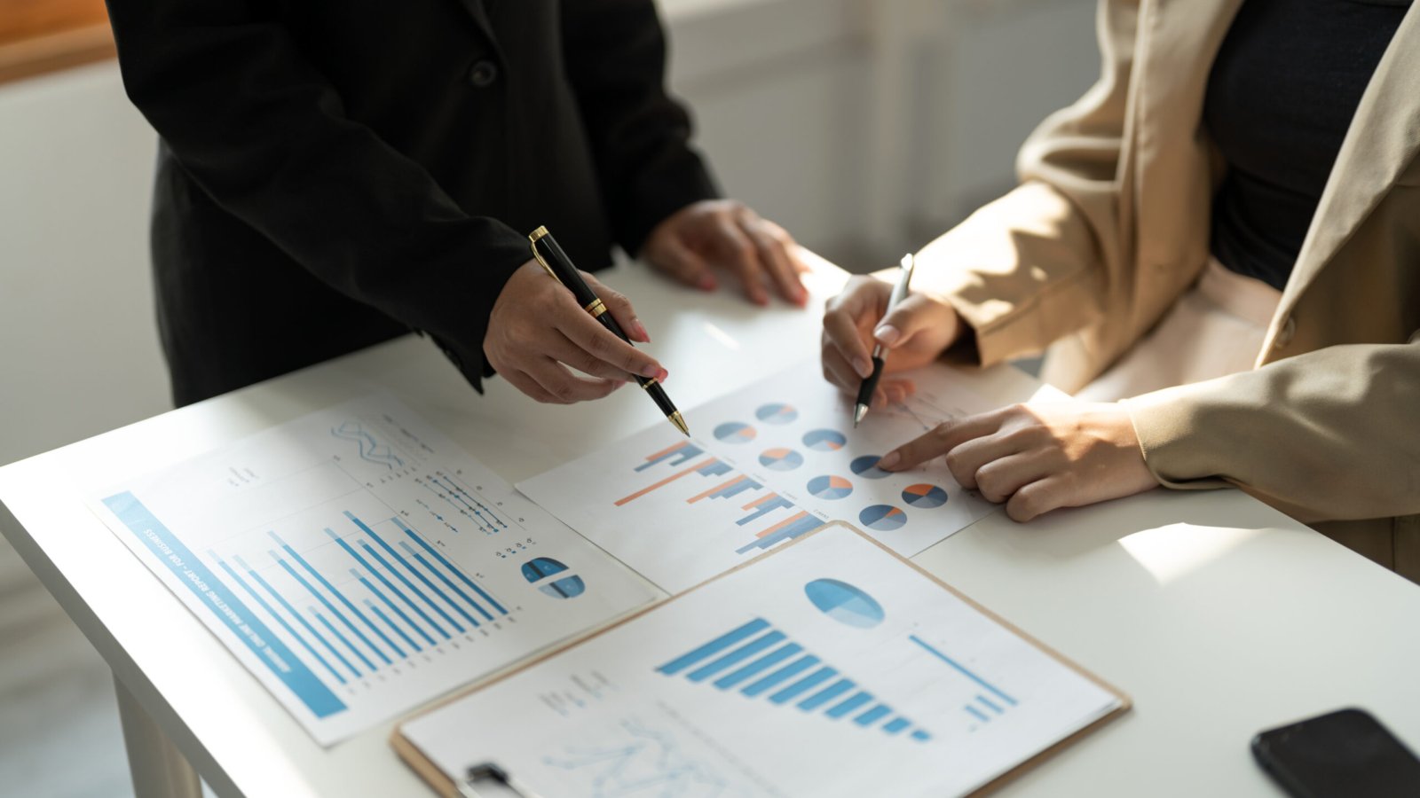 Como funcionam as projeções em valuation e modelagem financeira? Entenda os métodos e sua importância para a tomada de decisões empresariais.