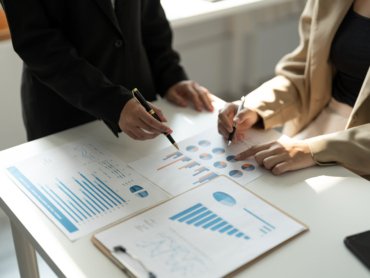 Como funcionam as projeções em valuation e modelagem financeira? Entenda os métodos e sua importância para a tomada de decisões empresariais.