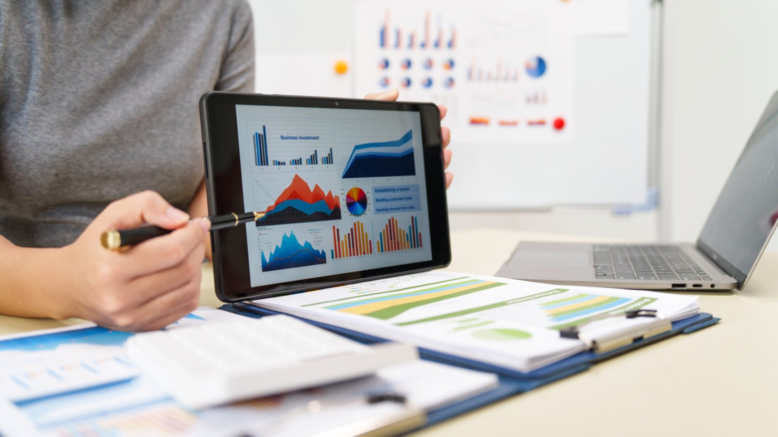 Como funciona a análise de rácios em grandes empresas? Quais indicadores são essenciais para avaliar sua saúde financeira? Confira.