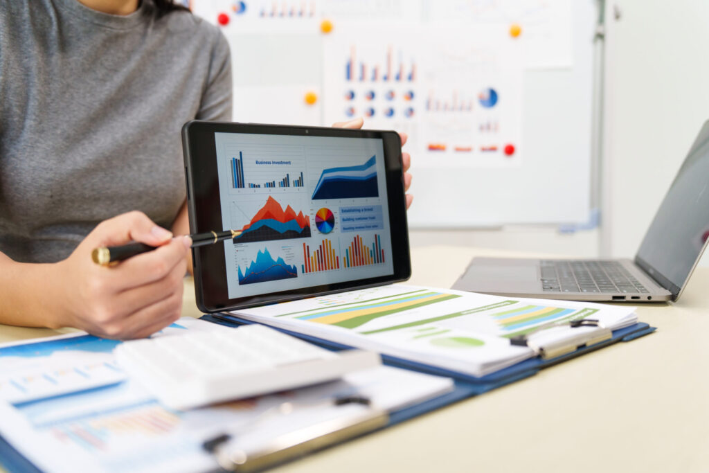Como funciona a análise de rácios em grandes empresas? Quais indicadores são essenciais para avaliar sua saúde financeira? Confira.